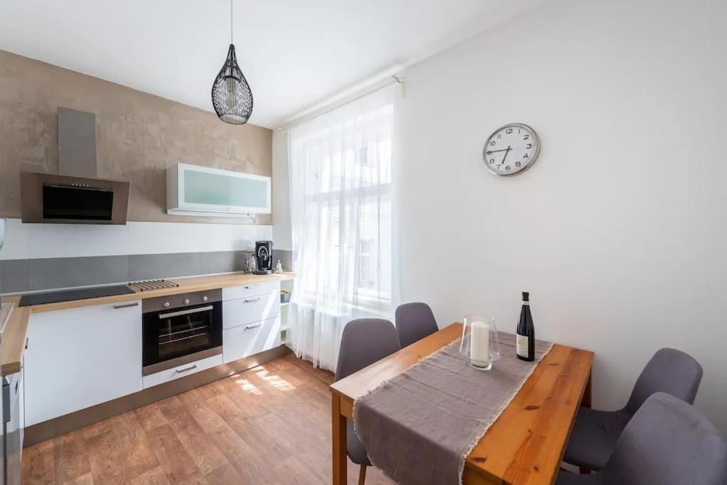 2 Bedrooms Apt Near Wenceslas Sq Prague Exterior photo